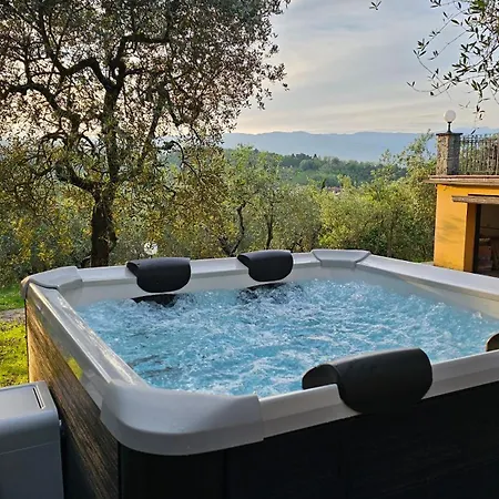 Panoramica Con Jacuzzi Privata Tra Firenze & Lucca ,3 Camere, 4 Bagni Villa