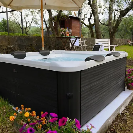 Villa Panoramica Con Jacuzzi Privata Tra Firenze & Lucca ,3 Camere, 4 Bagni Villa