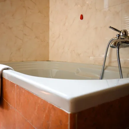 Panoramica Con Jacuzzi Privata Tra Firenze & Lucca ,3 Camere, 4 Bagni